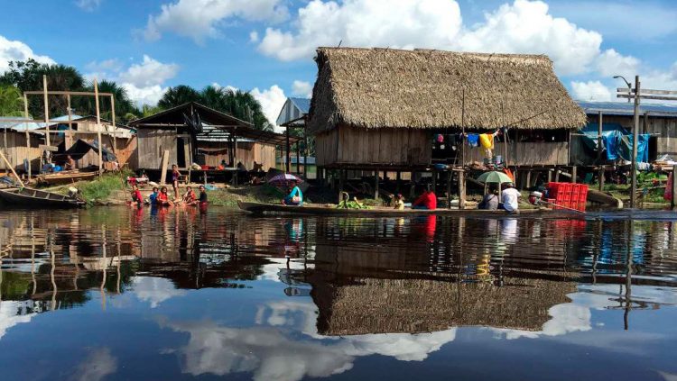 Comunidad indígena kukama en la región amazónica peruana.amazonwatch.org