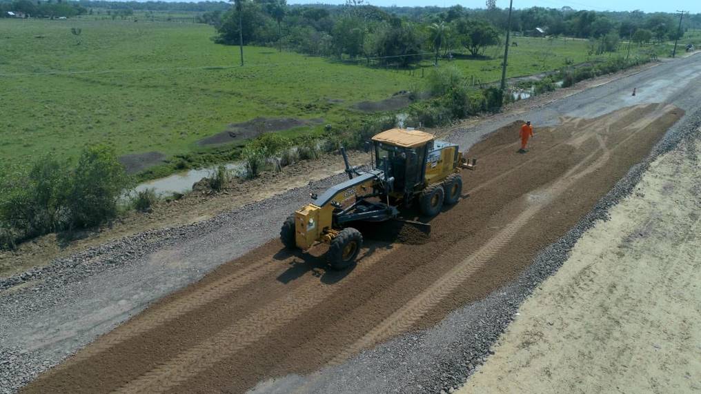 El titular del MOPC, Arnoldo Wiens, visitó la zona de obras y anunció que para fin de año concluirá el nuevo tramo asfaltado. Foto: Gentileza.