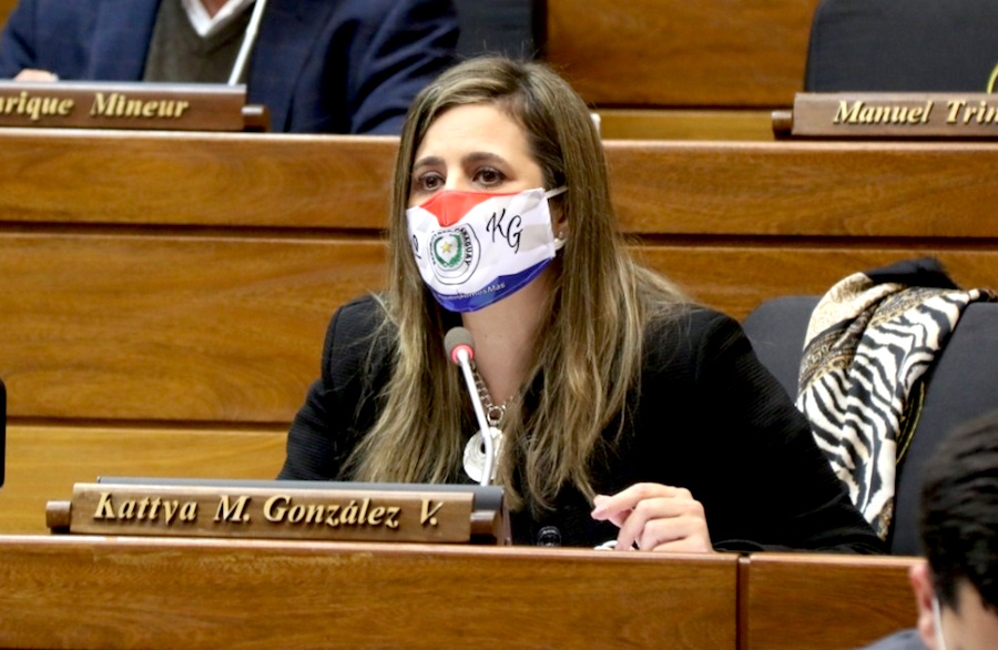 La diputada Kattya González insta a la ciudadanía a presionar por el desafuero de su colega. Foto: Archivo.