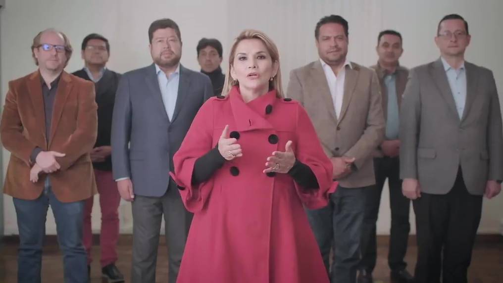 Jeanine Áñez anunció su retirada de la contienda presidencial en un intento por evitar el triunfo del izquierdista Luis Arce. Foto: Captura de video.