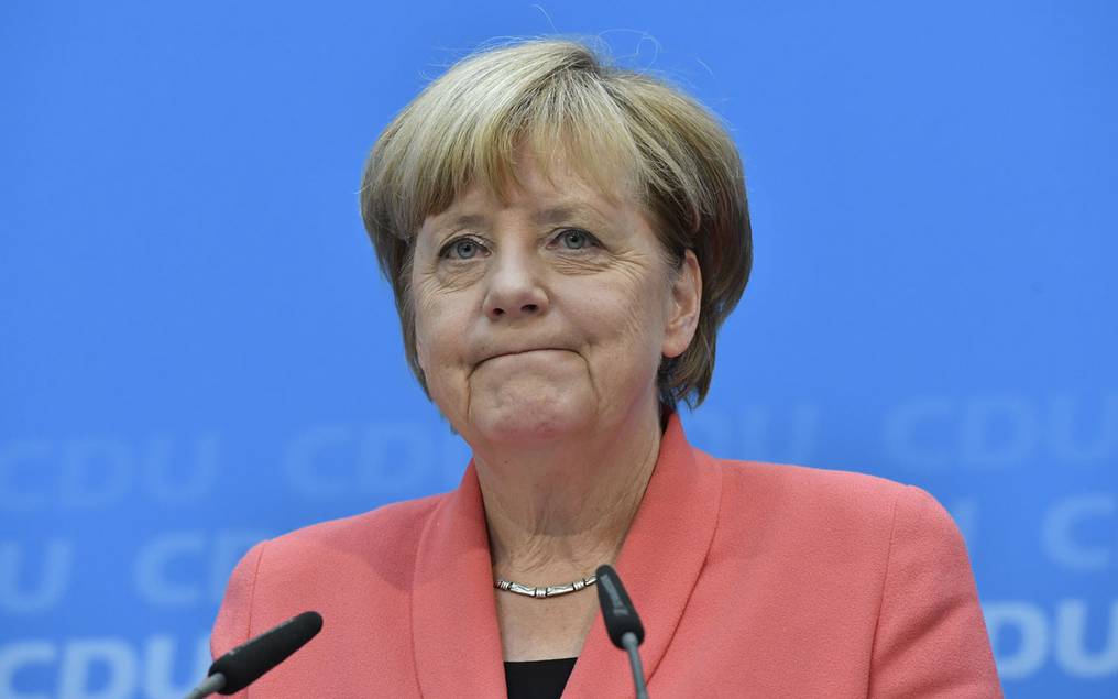 La canciller alemana mantendrá mañana una videoconferencia con los responsables de los 16 estados federales para tratar el tema. Foto: AFP.