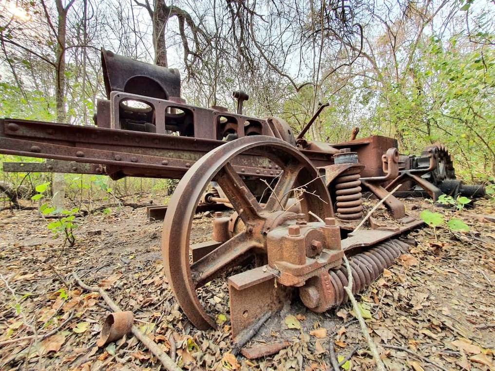 Un equipo de funcionarios del MOPC encontraron piezas históricas como vehículos utilizados en la guerra y parte de una base ferroviaria de Casado. Foto: Gentileza.
