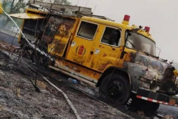 Carro de bomberos quemado. Foto: Emergencias 132.