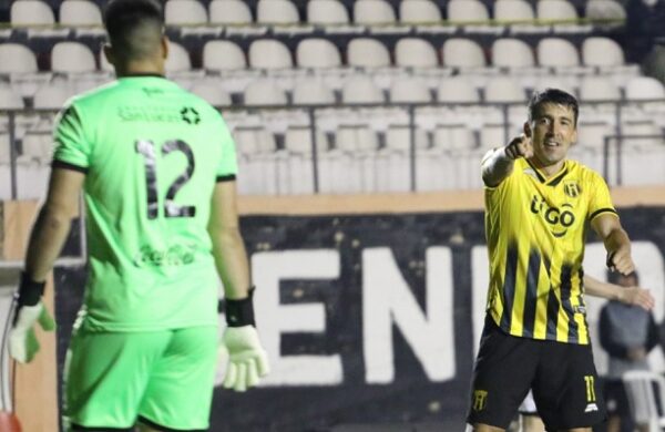 Edgar Benítez festeja su tanto: Foto: Copa de Primera.