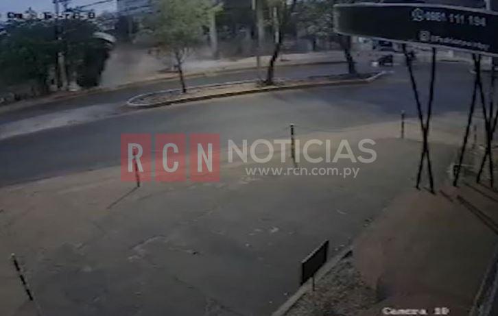 El accidente se registró cerca de las 5.30 de este domingo, sobre la avenida Mariscal López, a metros de la intersección con la avenida Santa Teresa, conocida como Curva de la Muerte.Foto: Gentileza.