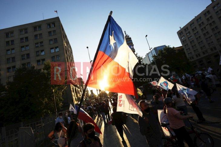 Personas adherentes a la opción "Apruebo" del próximo plebiscito en Chile se manifiestan durante un banderazo de cierre de campaña.Foto: EFE