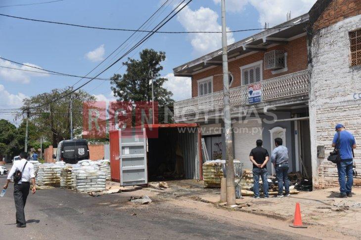 En la mañana de este viernes los siete cuerpos, que estaban entre fertilizantes, fueron hallados en el interior de un contenedor en el barrio Santa María de la ciudad de Asunción.
Foto: Daniel Duarte.
