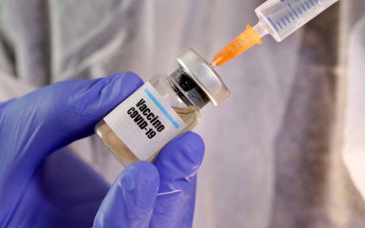 El Ministerio de Salud indicó en un comunicado que espera que la entrega de la vacuna llamada AZD1222 y desarrollada en alianza con la Universidad de Oxford comience durante el primer semestre de 2021.Foto: exame.com.