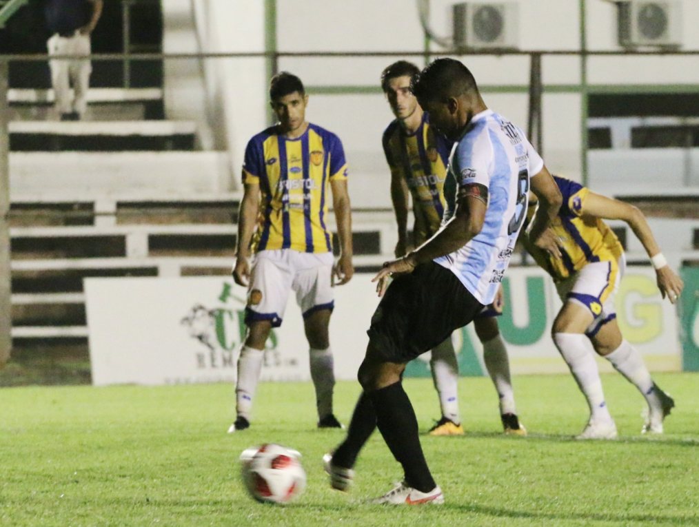 Salustiano Candia, al momento de marcar el gol de penal para Guaireña. Un gol internacional. Foto: APF
