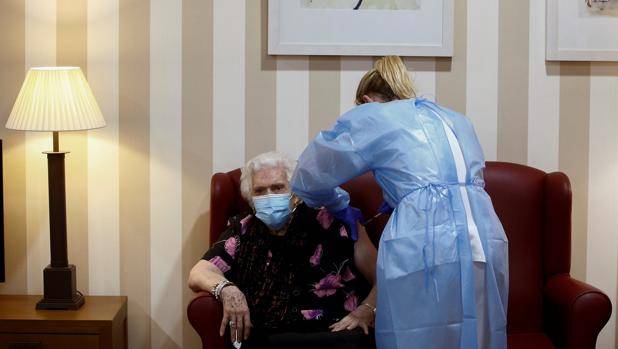 Una anciana recibe la vacuna en una residencia de Sabadell. Foto: EFE