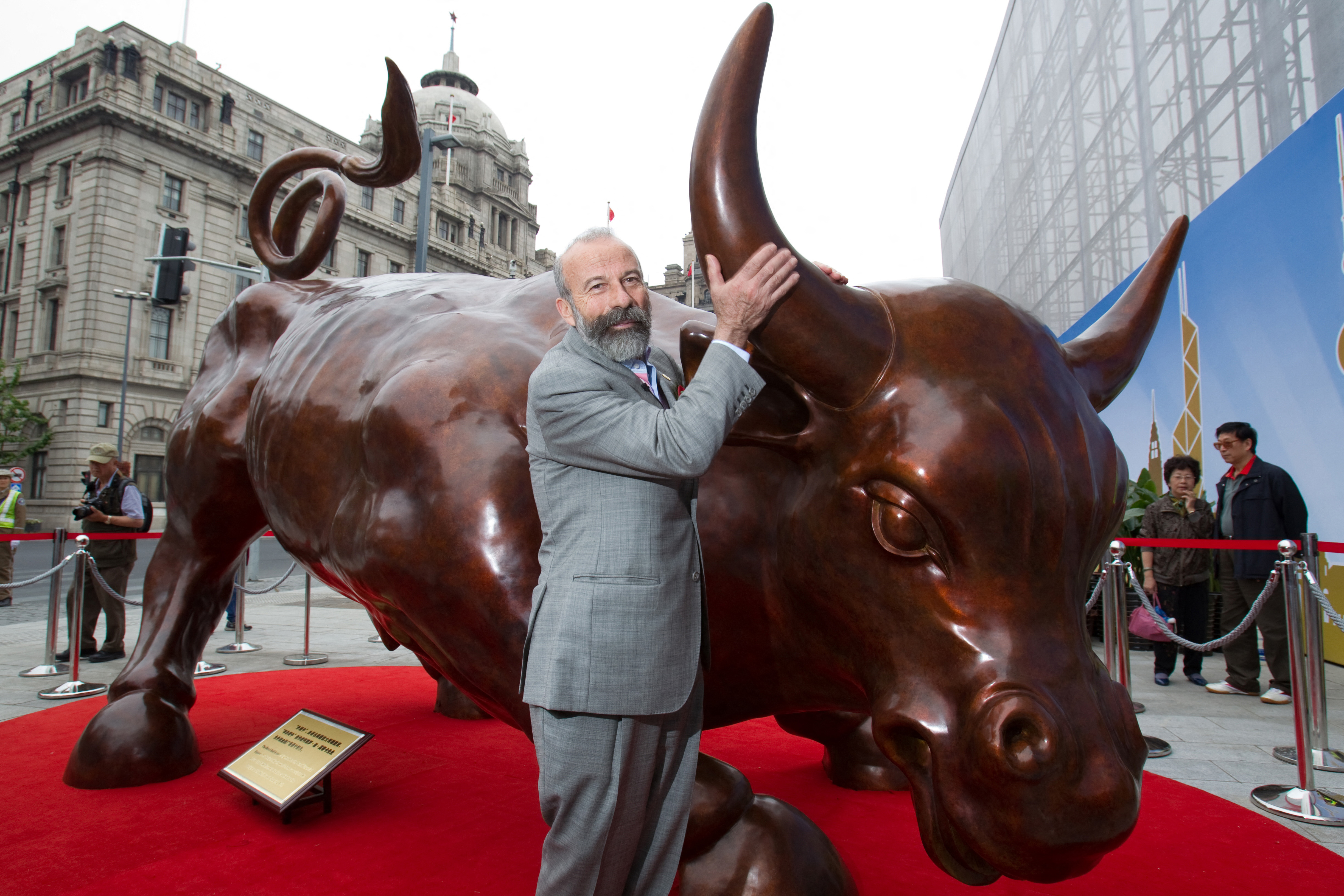 China-finance-art-Shanghai-bull
El escultor siciliano Arturo Di Modica, autor de la famosa obra en Nueva York, murió a los 80 años en la noche del viernes al sábado. Foto: AFP