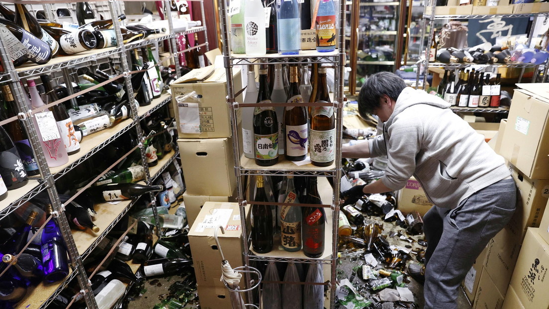 Un trabajador de una licorería recupera las botellas que no se han roto tras el sismo de magnitud 7,0 en Fukushima (Japón), 13 de febrero de 2021.Kyodo / Reuters