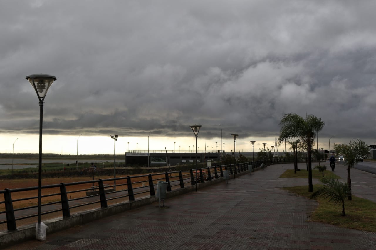 El sistema de tormentas primero afectará la zona sur del país y luego se irá extendiendo a los demás departamentos. Foto archivo LN.