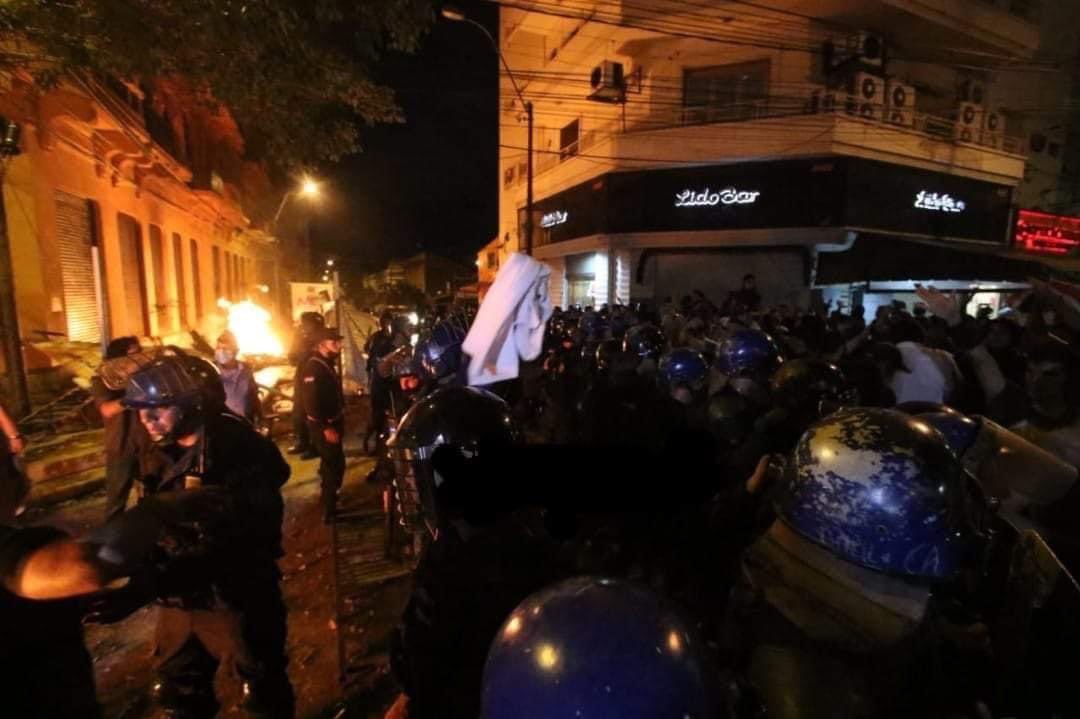 Rebasados y con bajas, oficiales de las fuerzas antimotines pidieron calma a manifestantes con pañuelos blancos. Foto: Gentileza