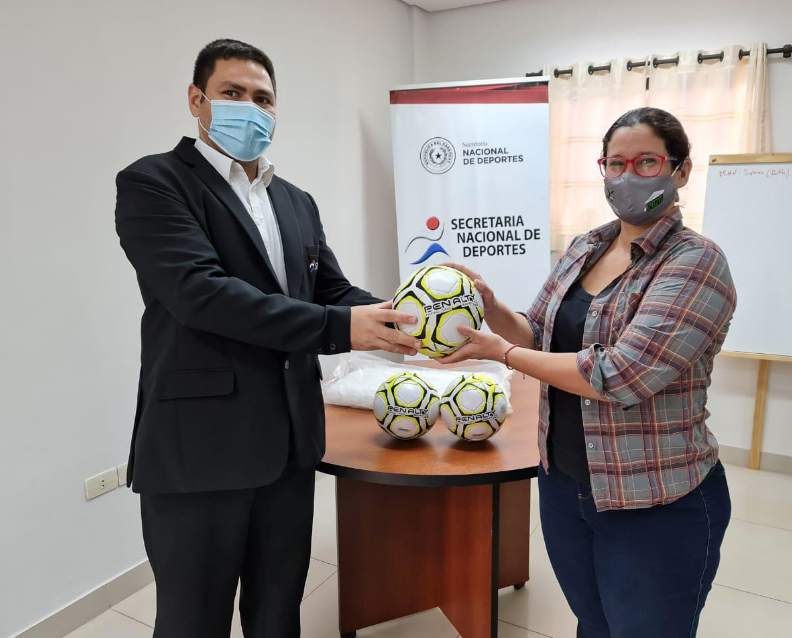 Acto de entrega de los balones al Centro de Sordos del Paraguay. Foto: Gentileza