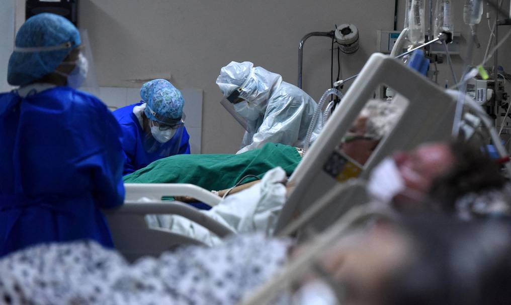 El sistema hospitalario se encuentra colapsado ante la cantidad de pacientes internados con COVID-19. Foto: AFP.